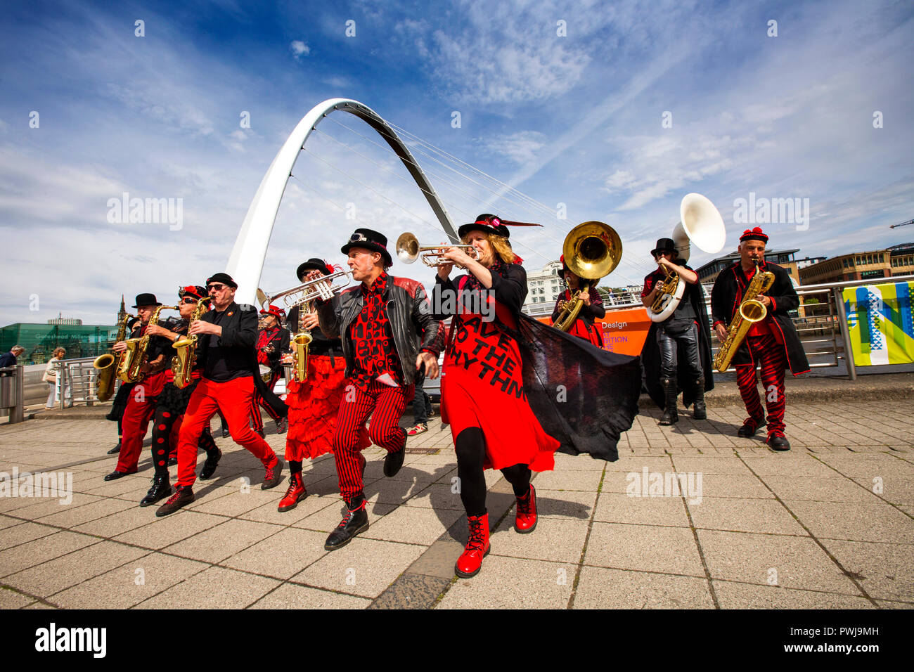 Royaume-uni, Angleterre, Tyneside, Gateshead, quai, de musiciens pour vos réceptions à la Millennium Bridge across River Tyne Banque D'Images