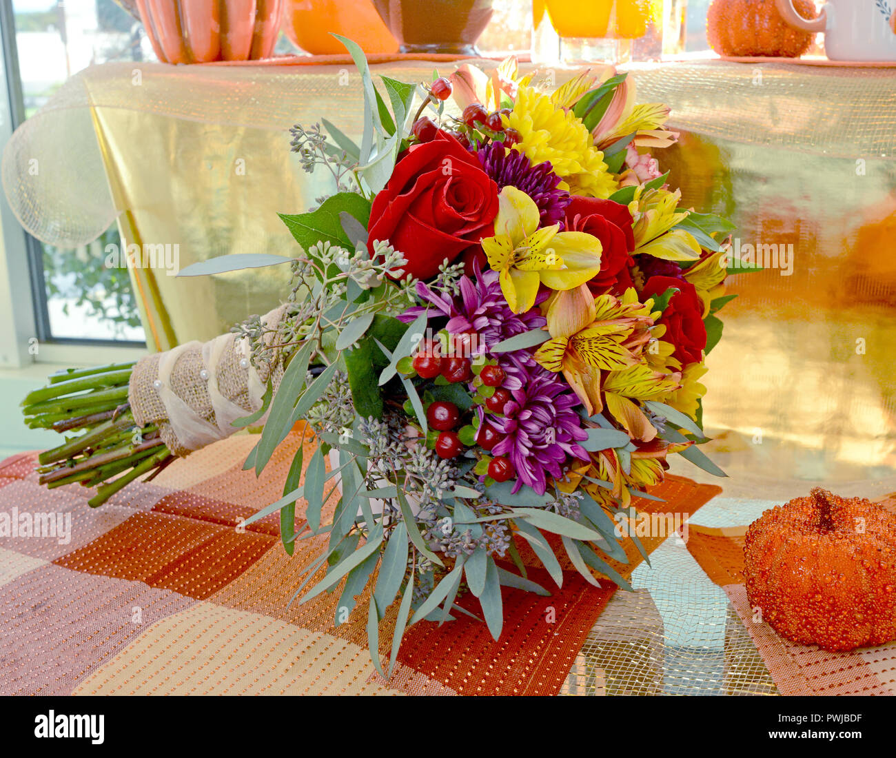 Photo d'un bouquet de mariage coloré avec des roses rouges, l'alstroemeria jaune, d'eucalyptus, de marguerites. Banque D'Images Photo d'un bouquet de mariage coloré avec des roses rouges, l'alstroemeria jaune, d'eucalyptus, de marguerites. Banque D'Images