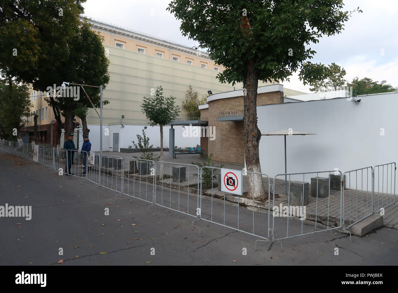 La police garde le stand devant l'ambassade israélienne à Tachkent, capitale de l'Ouzbékistan Banque D'Images