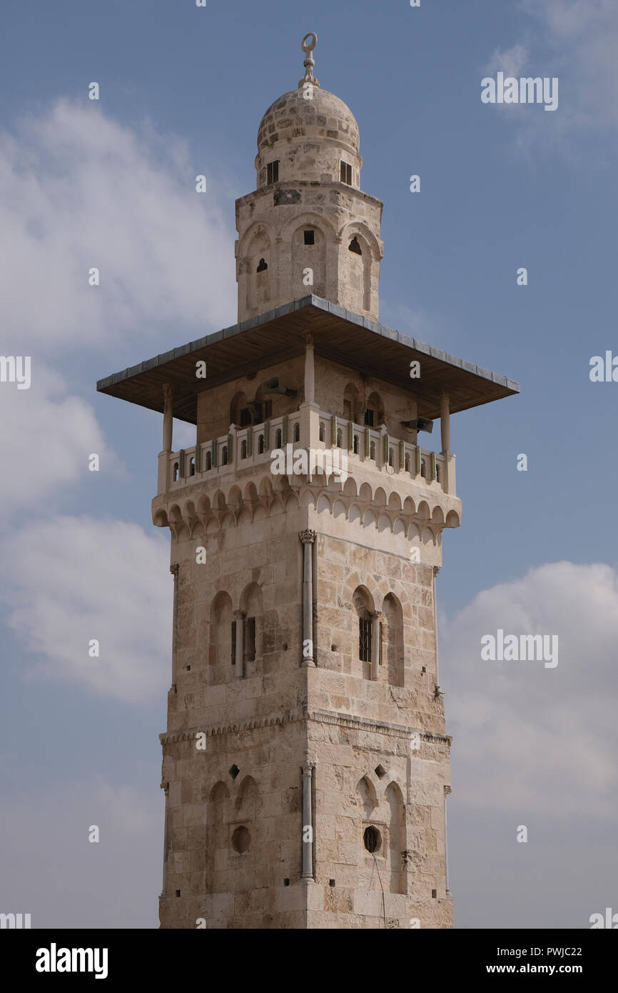 Vue sur le 13ème siècle Ghawanima Ghawanimeh ou Ghawanmeh Minaret orné d'une formation de projection de stalactites décoratives (muqarnas) un Des quatre minarets entourant le Dôme du Rocher Mosquée également appelée Haram al-Sharif dans la vieille ville est Jérusalem Israël Banque D'Images