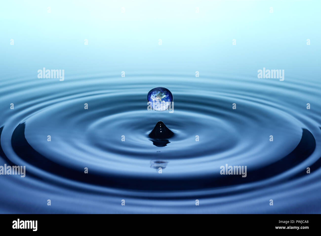 Goutte De Pluie A L Image De La Terre Qui Tombe Sur La Surface De L Eau Lisse Photo Stock Alamy Goutte De Pluie A L Image De La Terre Qui Tombe Sur La Surface De L Eau Lisse Photo Stock Alamy
