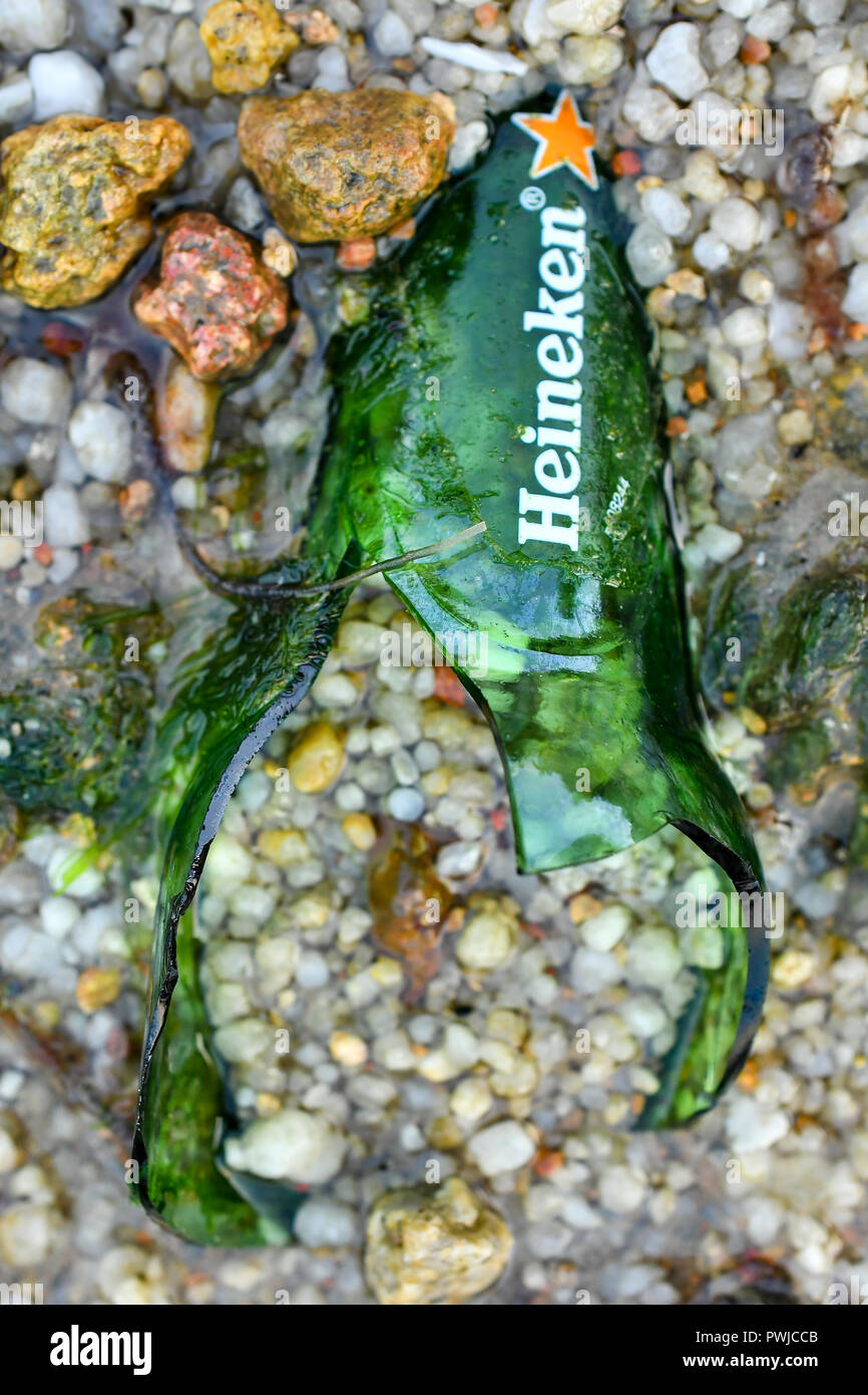 Ancienne bouteille en verre sale on sandy beach Banque D'Images