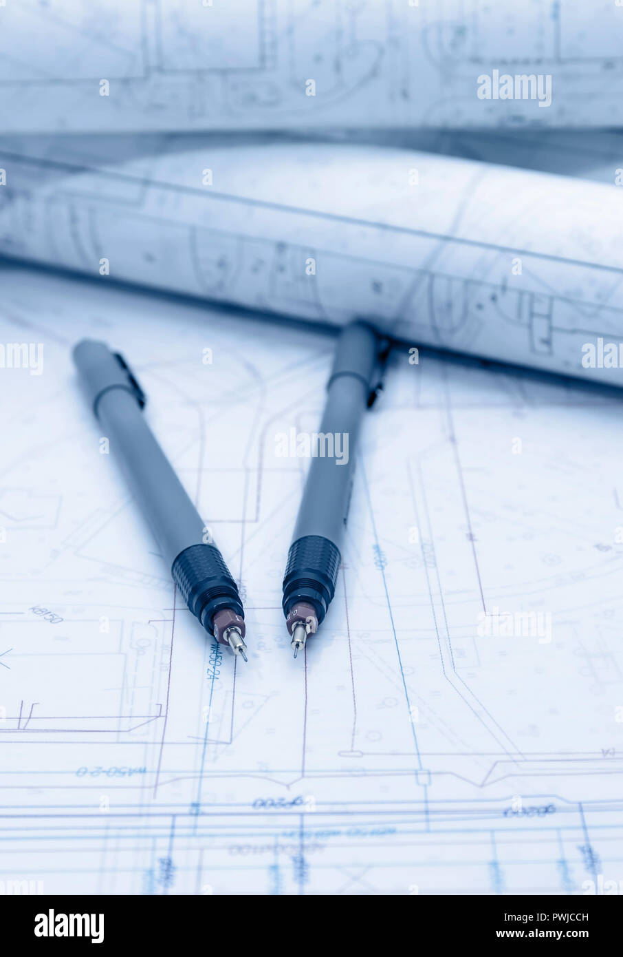 Les plans architecturaux et d'ustensiles de dessin sur table. Photo en bleu la teinte. Banque D'Images