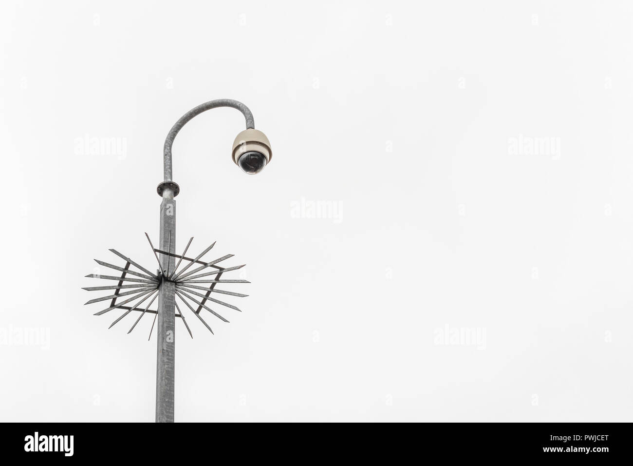 Caméra de surveillance CCTV & ciel gris sombre. Etat de la surveillance et de la prévention du crime la métaphore, système de sécurité, les militants de la vie privée, la reconnaissance des visages. Banque D'Images