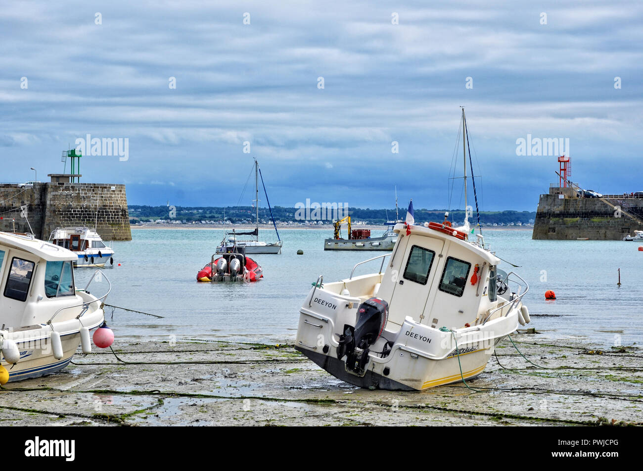 Bateaux échoués sur la boue à marée basse, dans le port de Granville, Normandie, France. Banque D'Images