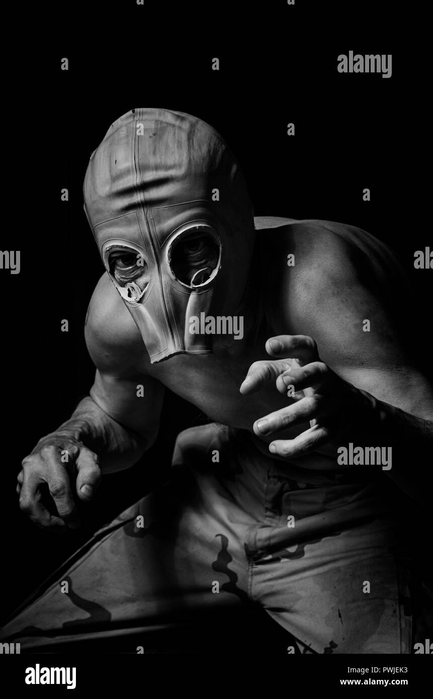 Masque à gaz en zombie homme en noir et blanc. Banque D'Images