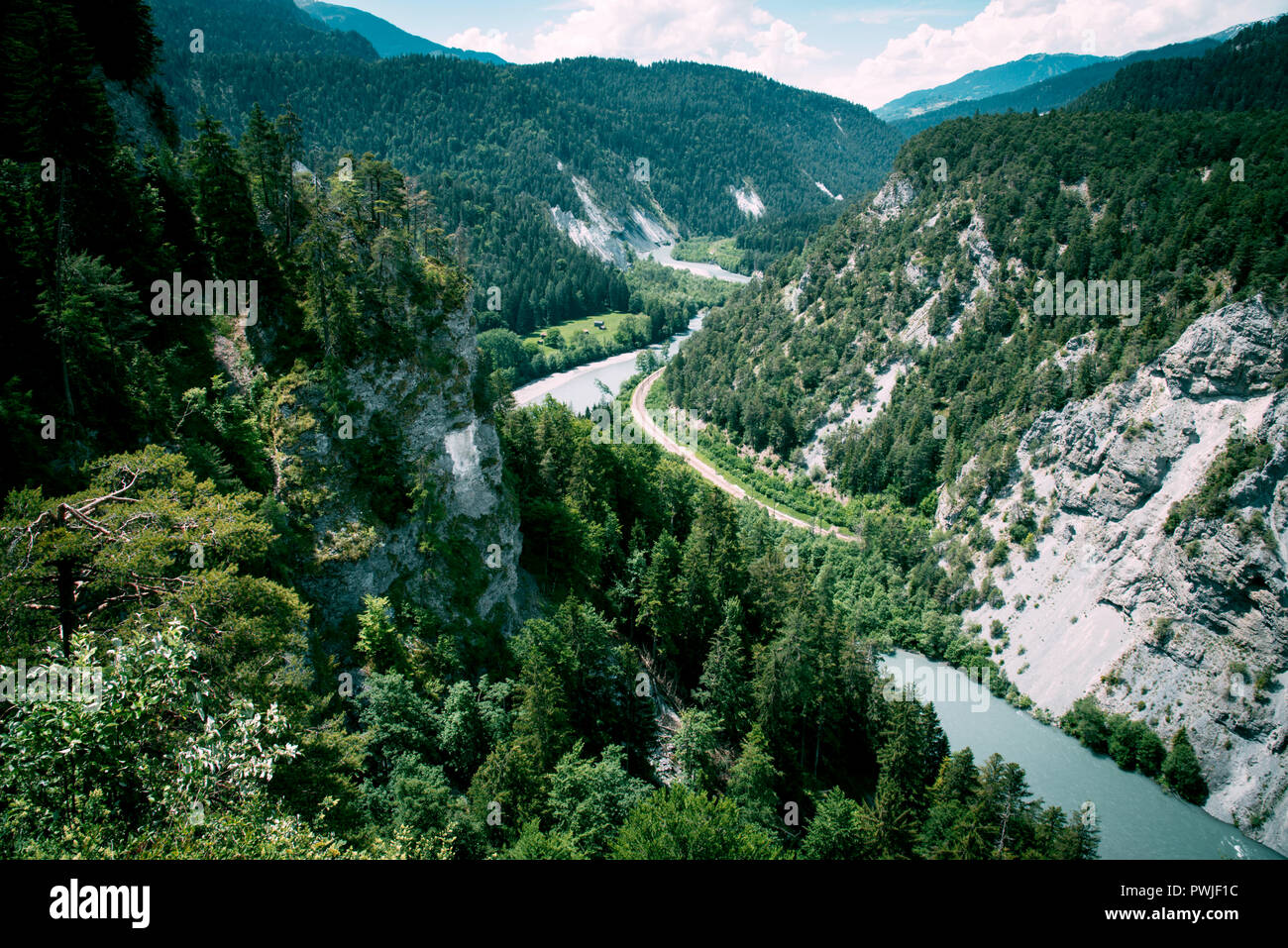 Ruinaulta est un canyon créé par le Rhin antérieur en Suisse. Banque D'Images