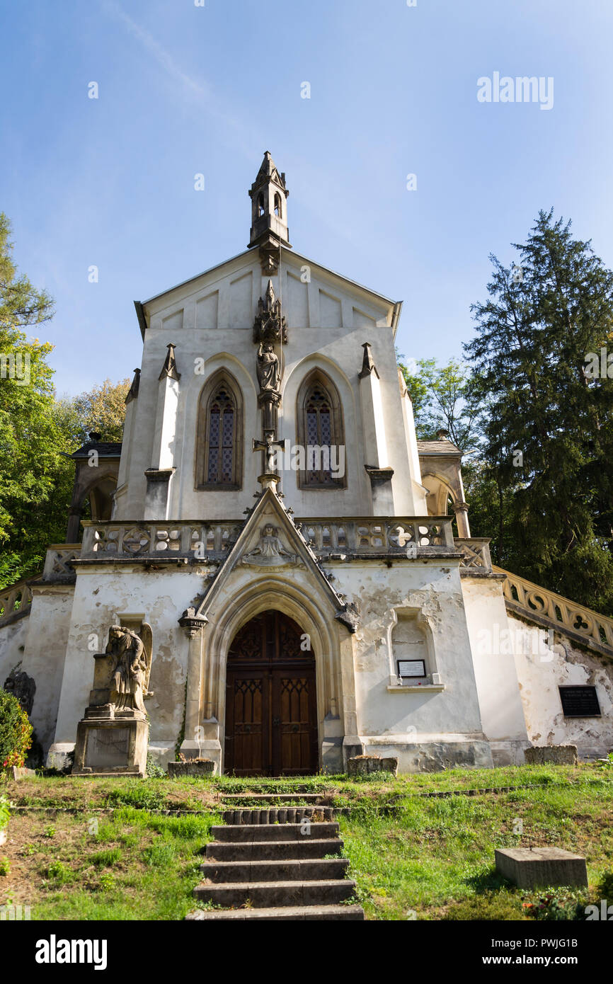 Chapelle Saint Maximilien sur Cemetery à Saint John sous la falaise, Svaty Jan pod Skalou, République tchèque, journée ensoleillée Banque D'Images