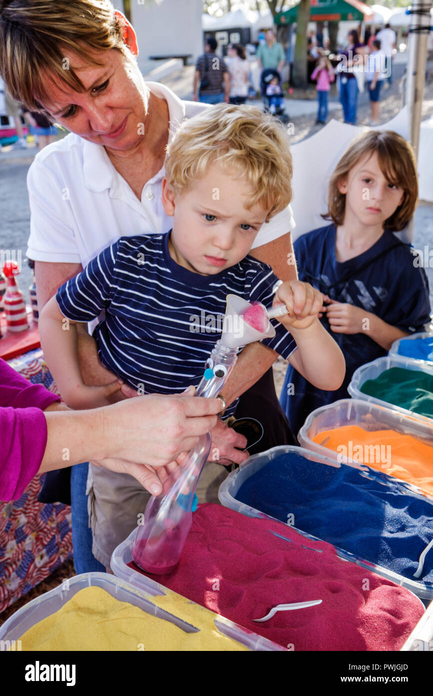 Miami Florida,Coral Gables,University of Miami,Beaux Arts Festival of Art,Woman Woman Women,boy boys,male kid enfants enfants jeune,mère,pa Banque D'Images