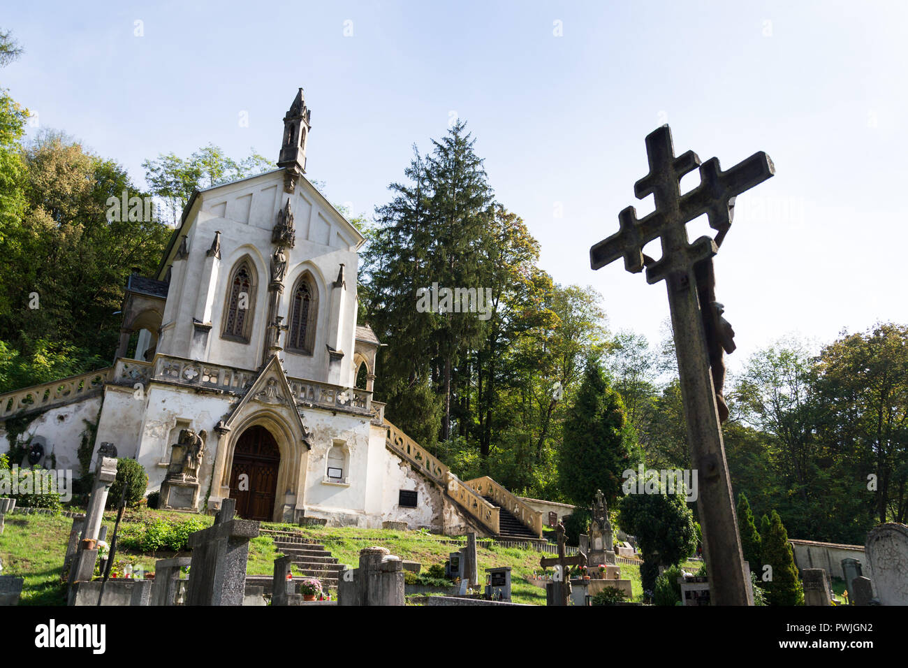 Chapelle Saint Maximilien sur Cemetery à Saint John sous la falaise, Svaty Jan pod Skalou, République tchèque, journée ensoleillée Banque D'Images