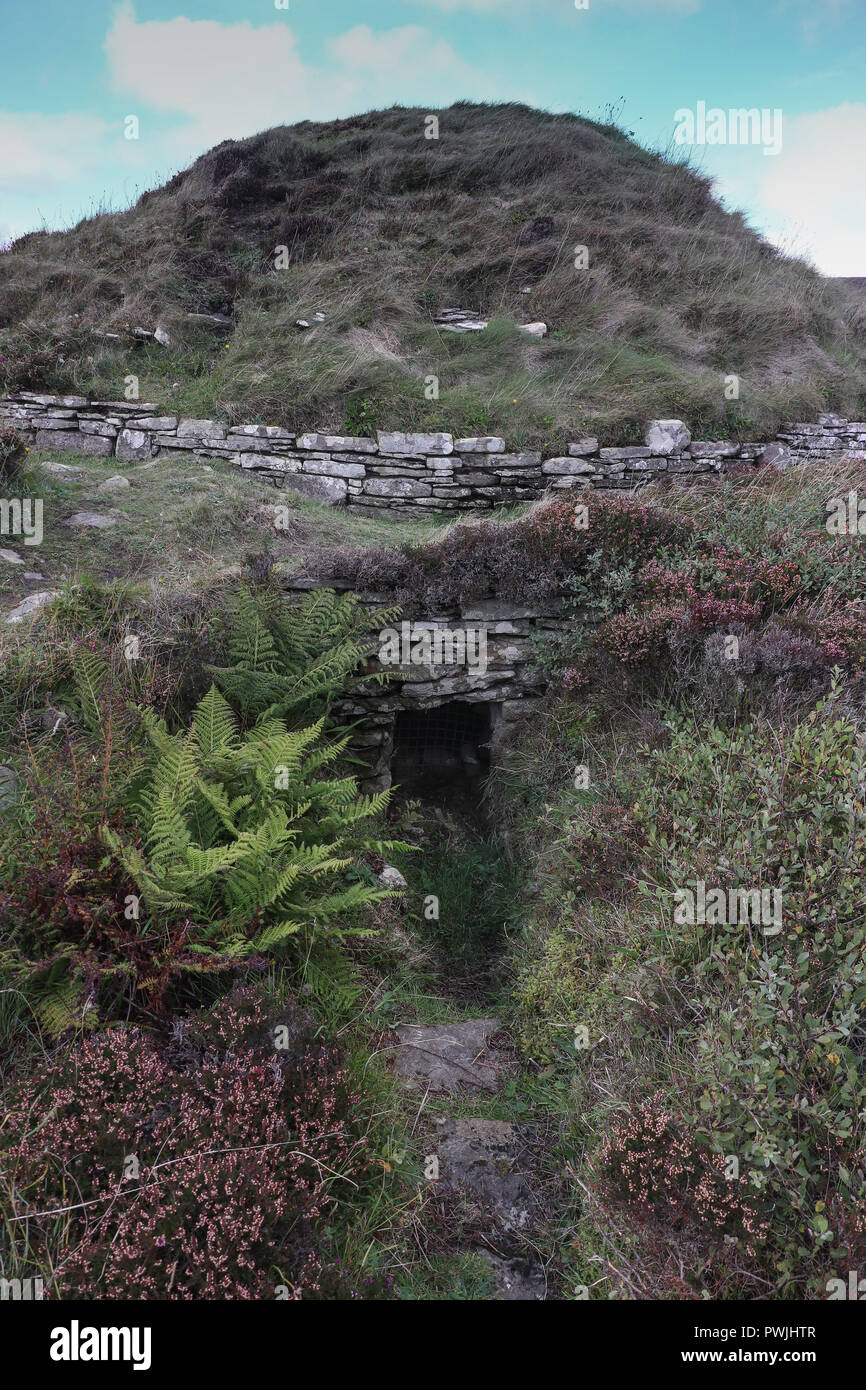 Deux étages inhabituelle cairn, le Taversoe chambré Tuick, vu de la chambre basse à la recherche jusqu'à la partie supérieure de la motte. Sur l'île de Rousay, Orkney, Scotland Banque D'Images