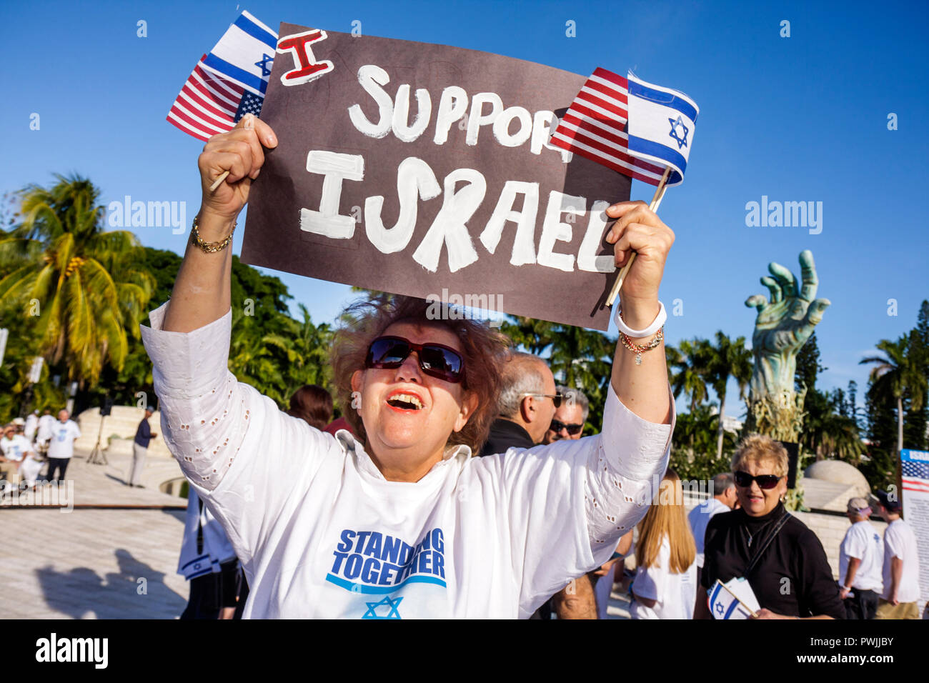 Miami Beach Florida,Mémorial de l'Holocauste,rassemblement de solidarité d'Israël,Juifs,Etat juif,sionisme,religion,tradition,patrimoine,femme femme femme,signe fait maison Banque D'Images