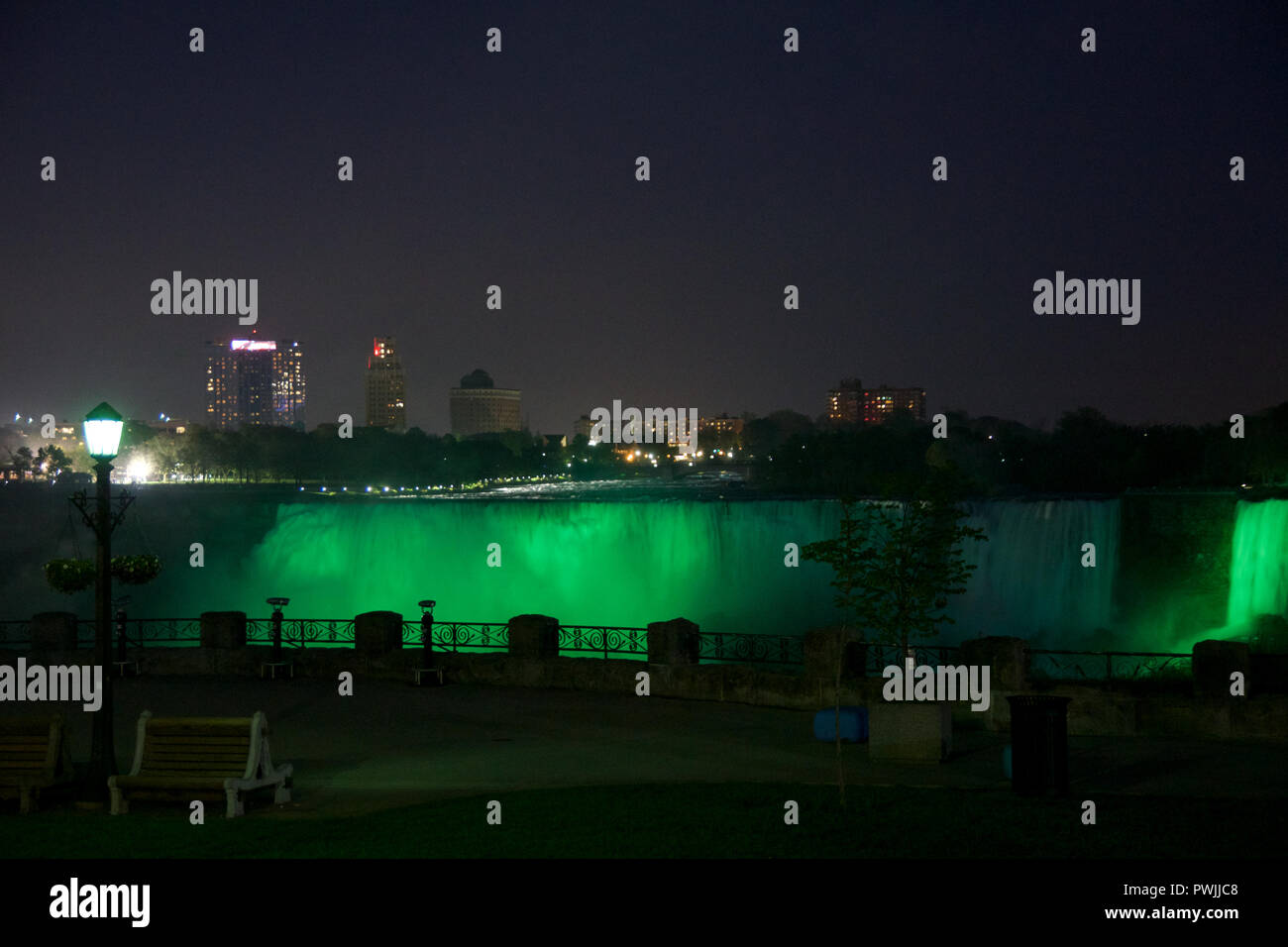NIAGARA FALLS, ONTARIO, CANADA - 21 MAI 2018 : Niagara Falls éclaire la chute pendant la nuit sur le côté canadien et américain Banque D'Images