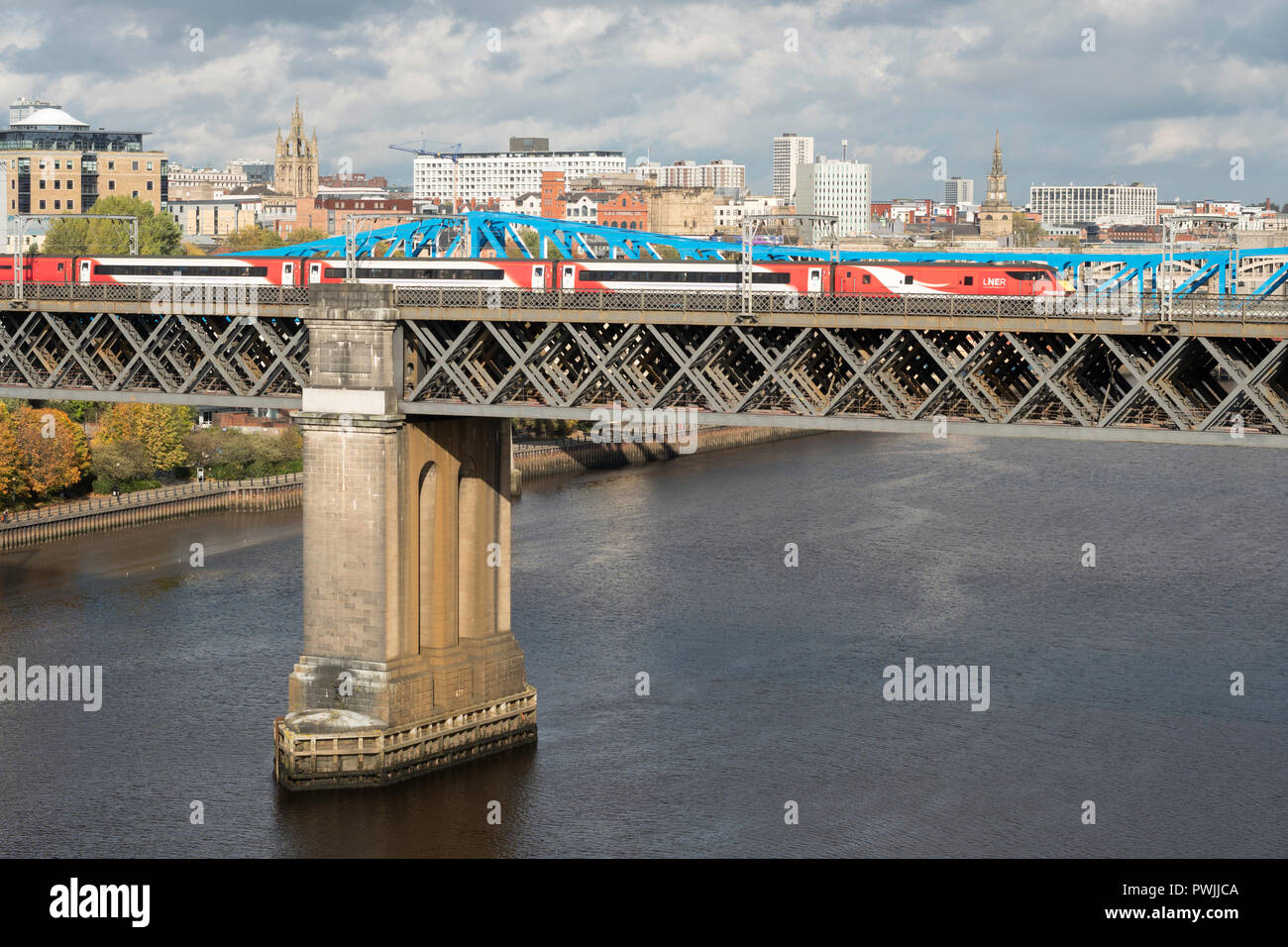 LNER express passenger train traversant le pont King Edward sur la rivière Tyne, Newcastle upon Tyne, England, UK Banque D'Images