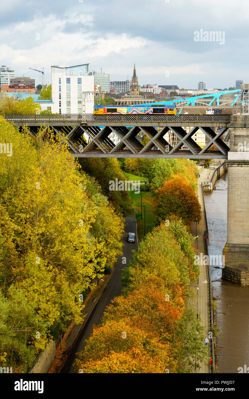 GB Railfreight class 66 train de marchandises et locomotive traversant la rivière Tyne sur le pont King Edward, Newcastle upon Tyne, England, UK Banque D'Images