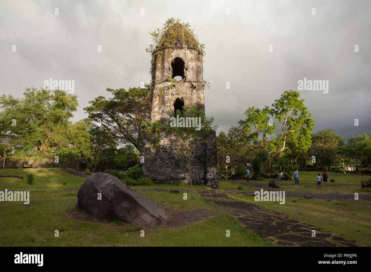 Une église ruine près du pied de Volcan Mayon, Bicol, Philippines Banque D'Images