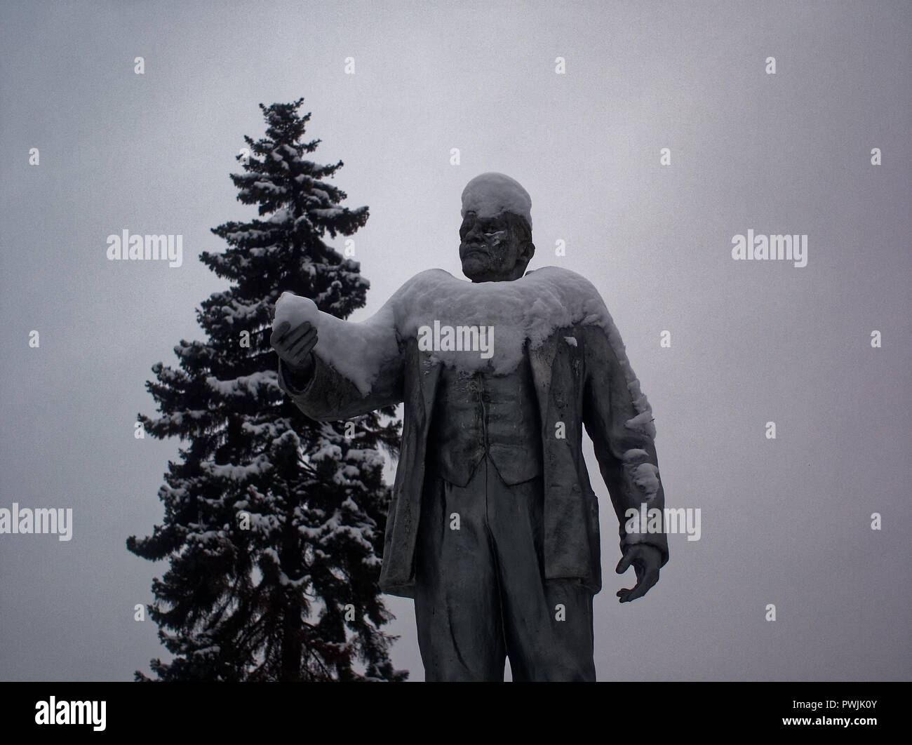 Statue de Lénine dans la neige contre le ciel nuageux, Moscou Banque D'Images