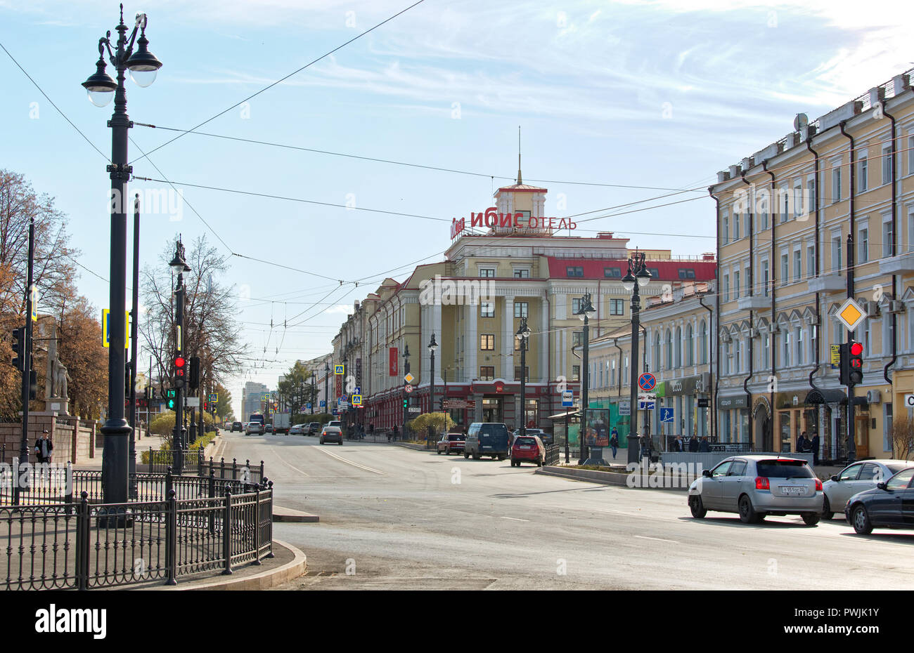 Éditorial. Omsk, Russie - 09 octobre 2018.Les wagons dans la rue nommée d'après Lénine. Avis de l'hôtel Ibis Banque D'Images