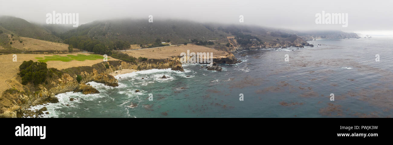 Le froid, les eaux riches en nutriments de l'océan Pacifique Nord laver contre la côte pittoresque et rocheuses du nord de la Californie non loin de Monterey. Banque D'Images