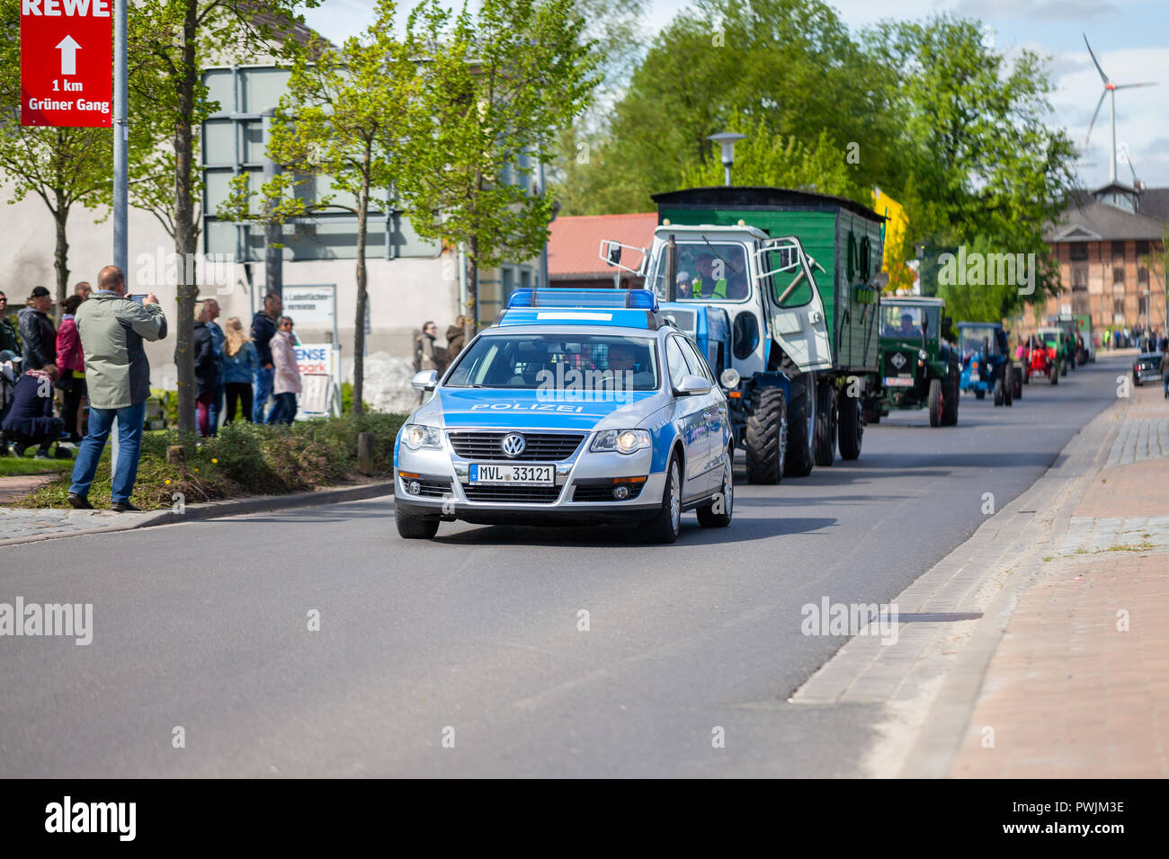 ALTENTREPTOW / ALLEMAGNE - Mai 1, 2018 : voiture de police allemand durs à un spectacle de rue lors d'un Oldtimer Banque D'Images
