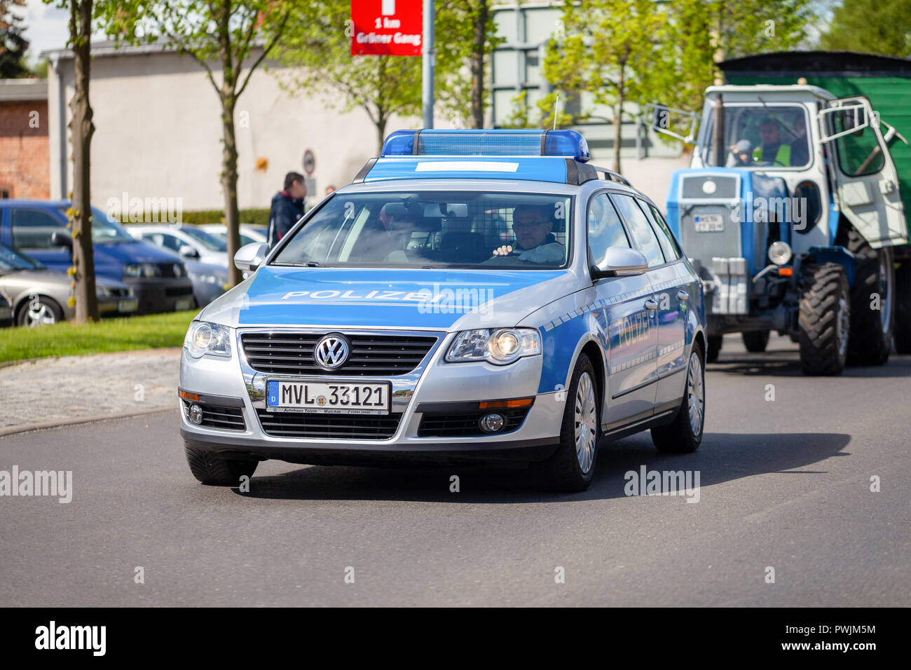 ALTENTREPTOW / ALLEMAGNE - Mai 1, 2018 : voiture de police allemand durs à un spectacle de rue lors d'un Oldtimer Banque D'Images
