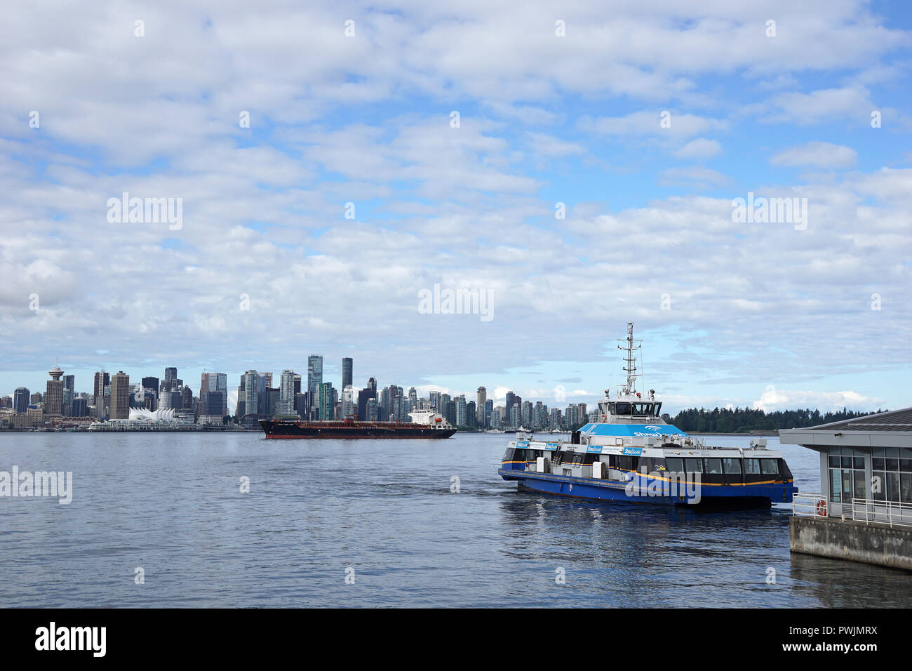 Le Seabus sur le chemin vers le centre-ville de Vancouver à partir de la Rive Nord, Vancouver, BC, Canada Banque D'Images