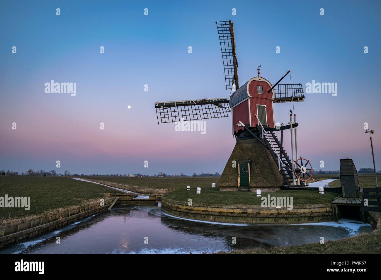 Moulin à vent hollandais en hiver contre l'ombre de la Terre Banque D'Images