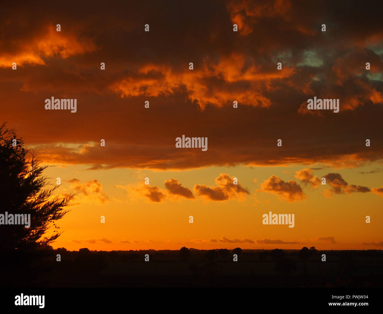 Bedfordshire, Royaume-Uni coucher de nuages orange et le ciel Banque D'Images
