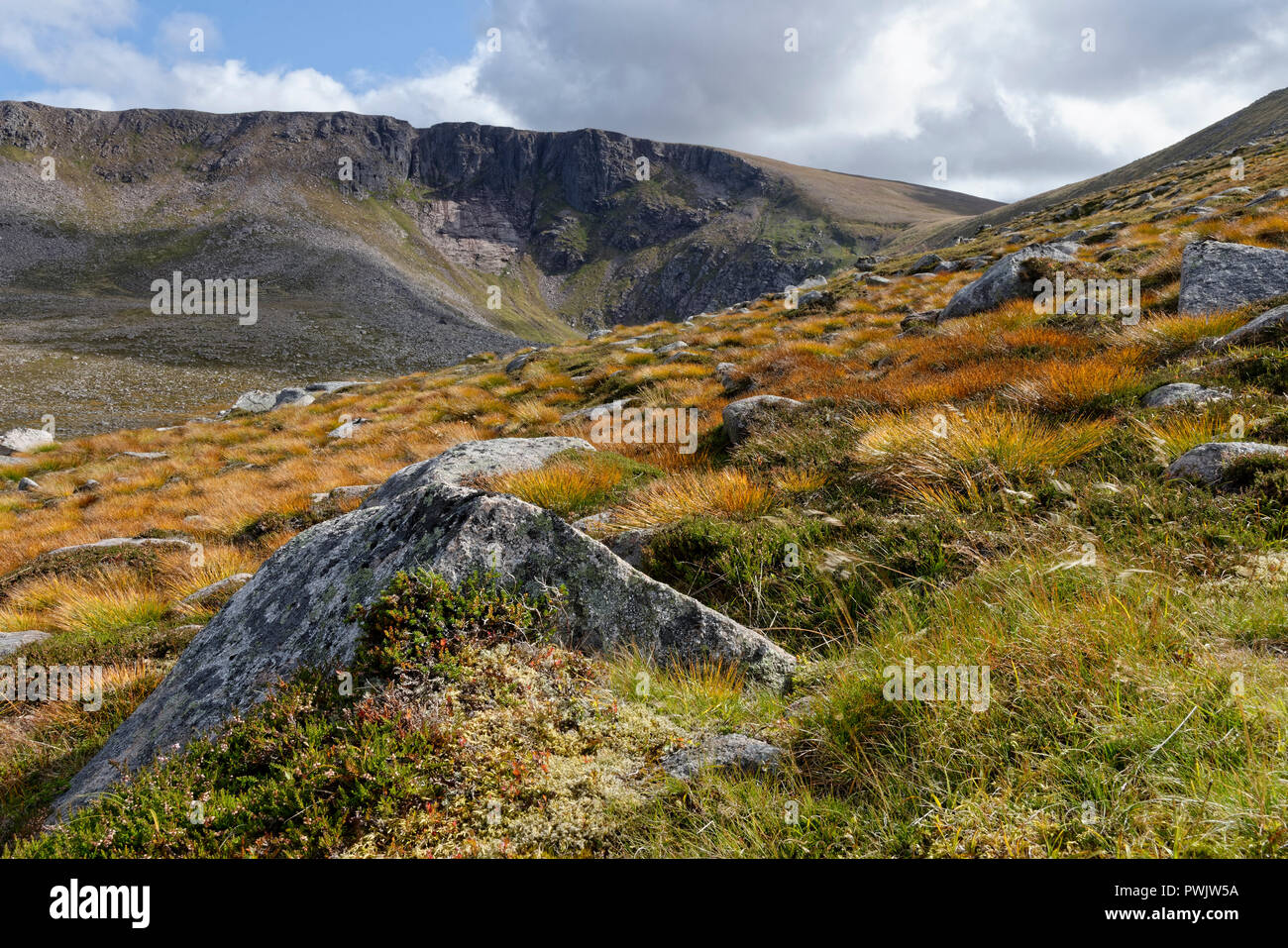 1000 ft falaises de Cairn Lochan & Cairngom dalle la grande montagne, Ecosse Banque D'Images