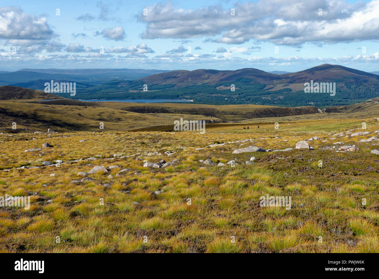Vue de Loch Morlich & Meall une Bhuachaille ridge Banque D'Images