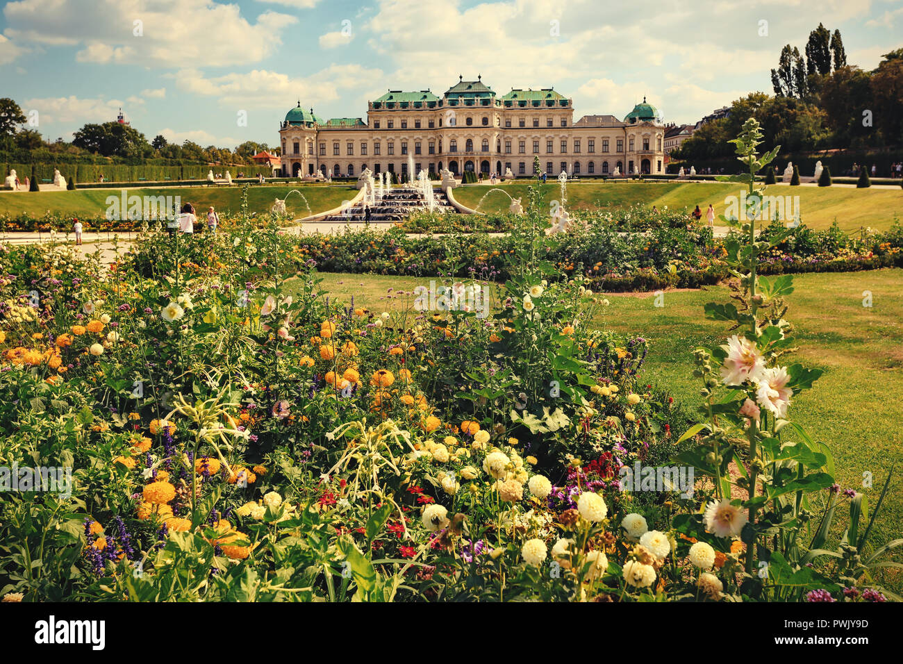 Palais du Belvédère supérieur avec des fleurs au premier plan. Vienne, Autriche, Banque D'Images
