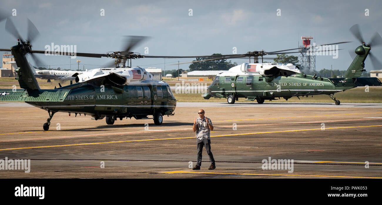 Un membre d'équipage au sol un maréchaux MV-22 Osprey comme hélicoptères présidentielles taxi à la base aérienne d'Eglin, en Floride, le 15 octobre. Le président Donald J. Trump arrêté à Eglin sur son chemin vers la ville de Panama pour voir les ravages de l'ouragan Michael. Le Président a quitté l'Air Force One, s'est réuni avec la Floride et le leadership de base, ainsi que les médias avant de partir à l'est sur son hélicoptère. (U.S. Air Force photo/Samuel King Jr.) Banque D'Images