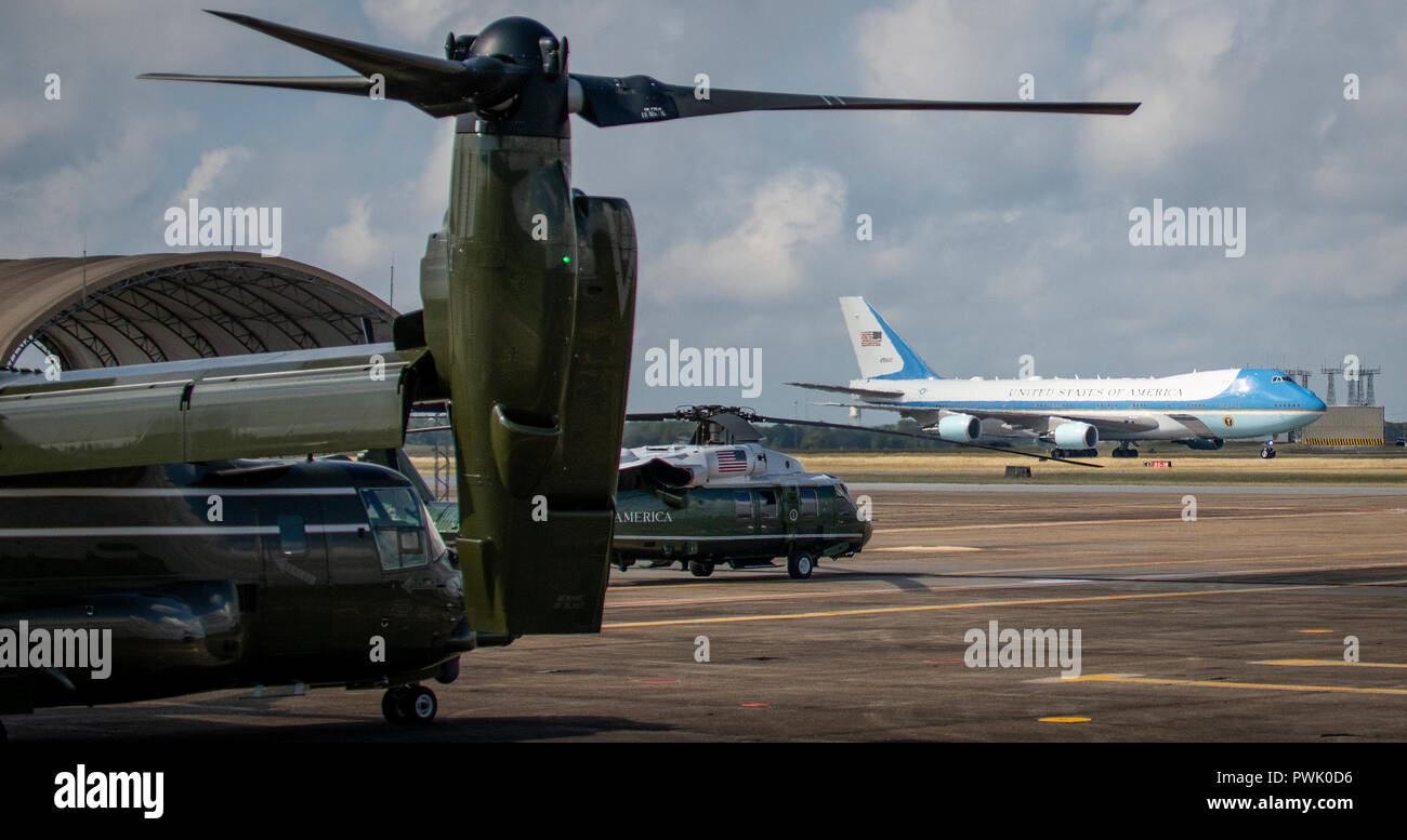 Air Force 1 taxis dans comme un MV-22 Osprey et des hélicoptères sur l'aire d'attente à la base aérienne d'Eglin, en Floride, le 15 octobre. Le président Donald J. Trump arrêté à Eglin sur son chemin vers la ville de Panama pour voir les ravages de l'ouragan Michael. Le Président a quitté l'Air Force One, s'est réuni avec la Floride et le leadership de base, ainsi que les médias avant de partir à l'est sur son hélicoptère. (U.S. Air Force photo/Samuel King Jr.) Banque D'Images