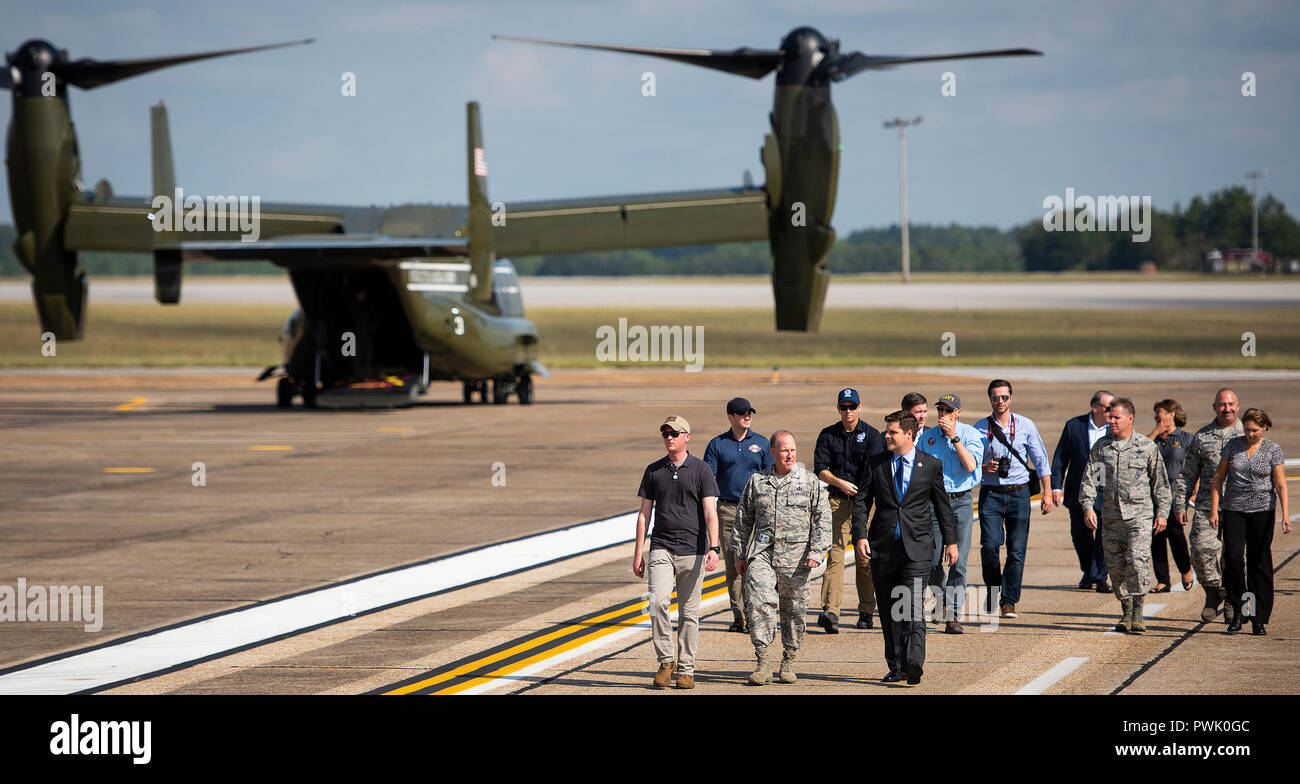 Le brig. Le général Anthony Genatempo, gestion du cycle de vie de l'Armée de l'air commandant Centre et membre du Congrès américain Matt Gaetz, 1er District de la Floride, se retirer d'accueillir le Président Donald J. Trump sur la piste le 15 octobre sur la base aérienne d'Eglin, en Floride, Trump est arrêté à Eglin sur son chemin vers la ville de Panama pour voir les ravages de l'ouragan Michael. Le Président a quitté l'Air Force One, s'est réuni avec la Floride et le leadership de base, ainsi que les médias avant de partir à l'est sur son hélicoptère. (U.S. Air Force photo/Ilka Cole) Banque D'Images