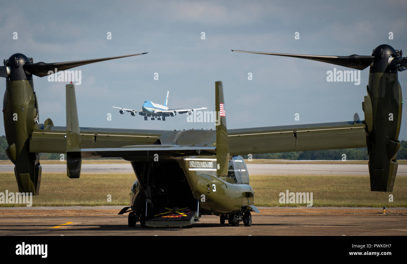 Air Force 1 s'approche de la piste comme un MV-22 Osprey attend sur la piste à la base aérienne d'Eglin, en Floride, le 15 octobre. Le président Donald J. Trump arrêté à Eglin sur son chemin vers la ville de Panama pour voir les ravages de l'ouragan Michael. Le Président a quitté l'Air Force One, s'est réuni avec la Floride et le leadership de base, ainsi que les médias avant de partir à l'est sur son hélicoptère. (U.S. Air Force photo/Samuel King Jr.) Banque D'Images