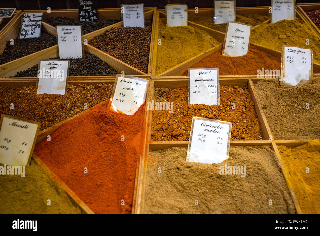 Les Halles Avignon est le lieu de marché couvert composé de 40 stands de produits locaux de grande qualité : fruits, vegetabes, herbes et épices, savon, oliv Banque D'Images