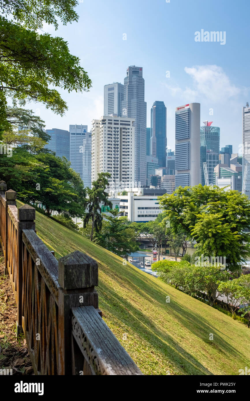 Vue de Singapour central business district à travers une végétation tropicale coloniale historique de Fort Canning Park Banque D'Images