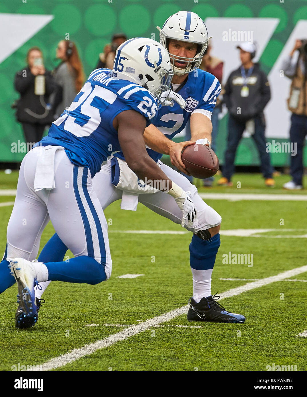 14 octobre 2018 - East Rutherford, New Jersey, États-Unis - Indianapolis Colts quarterback Andrew Luck (12) Touche pas à utiliser de nouveau Marlon Mack (25) lors d'un match de la NFL entre les Indianapolis Colts et les New York Jets à MetLife Stadium à East Rutherford, New Jersey. Les Jets défait les Colts 42-34. Duncan Williams/CSM Banque D'Images