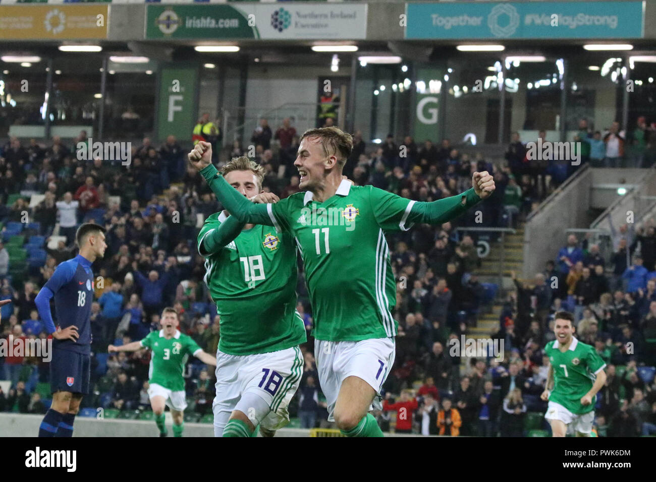 Belfast, en Irlande du Nord au Royaume-Uni. 16 octobre 2018. Le football International - 2019 En vertu de l'UEFA 21 Qualificatif Championnat - Groupe 2 - L'Irlande du Nord v la Slovaquie. Mark Sykes (11) célèbre son but pour l'Irlande du Nord. Crédit : David Hunter/Alamy Live News. Banque D'Images