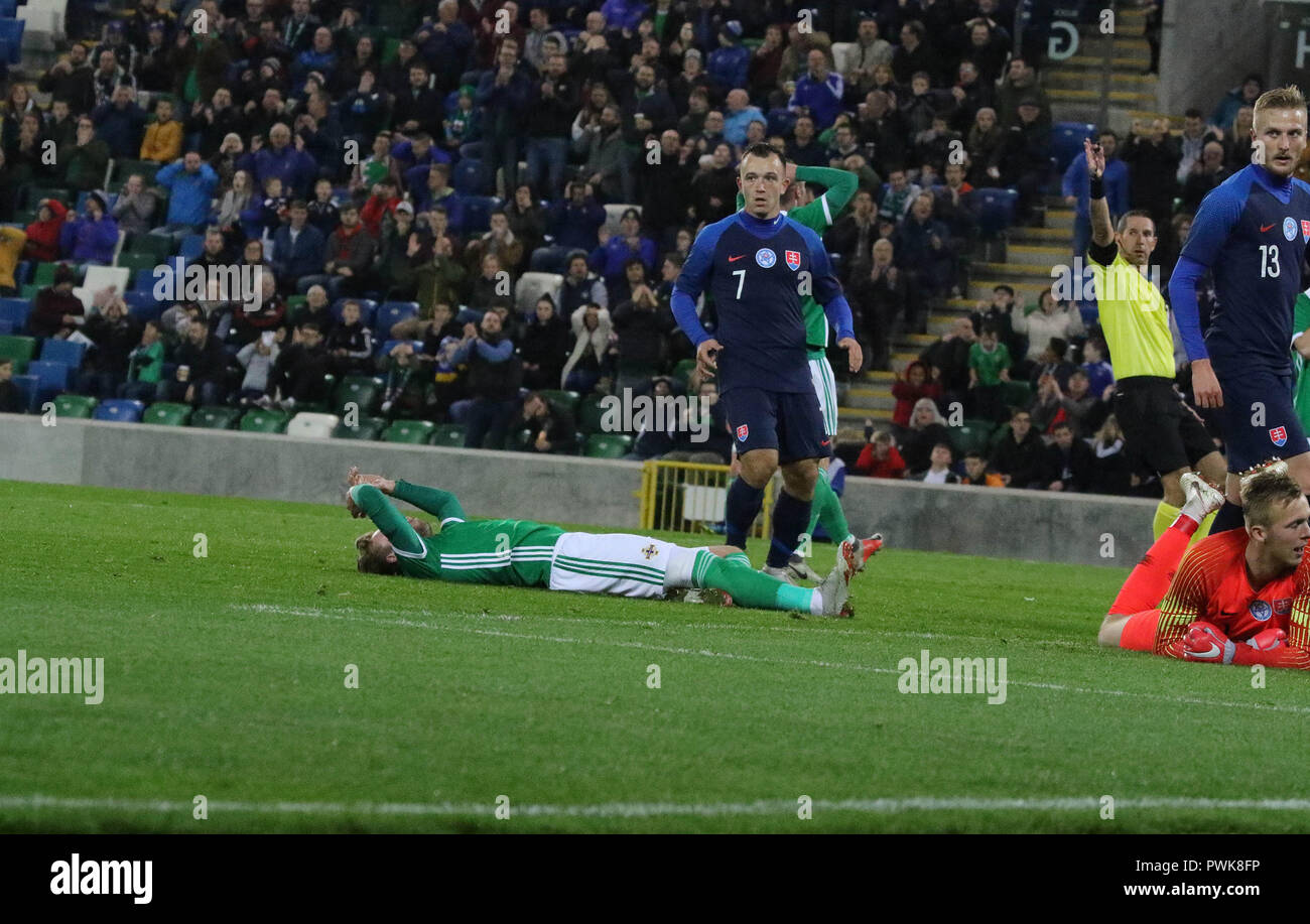 Belfast, en Irlande du Nord au Royaume-Uni. 16 octobre 2018. Le football International - 2019 En vertu de l'UEFA 21 Qualificatif Championnat - Groupe 2 - L'Irlande du Nord v la Slovaquie. Alistair Roy (Irlande du Nord -18 au sol) a été deneid par la Slovaquie est gardien de but. Crédit : David Hunter/Alamy Live News. Banque D'Images