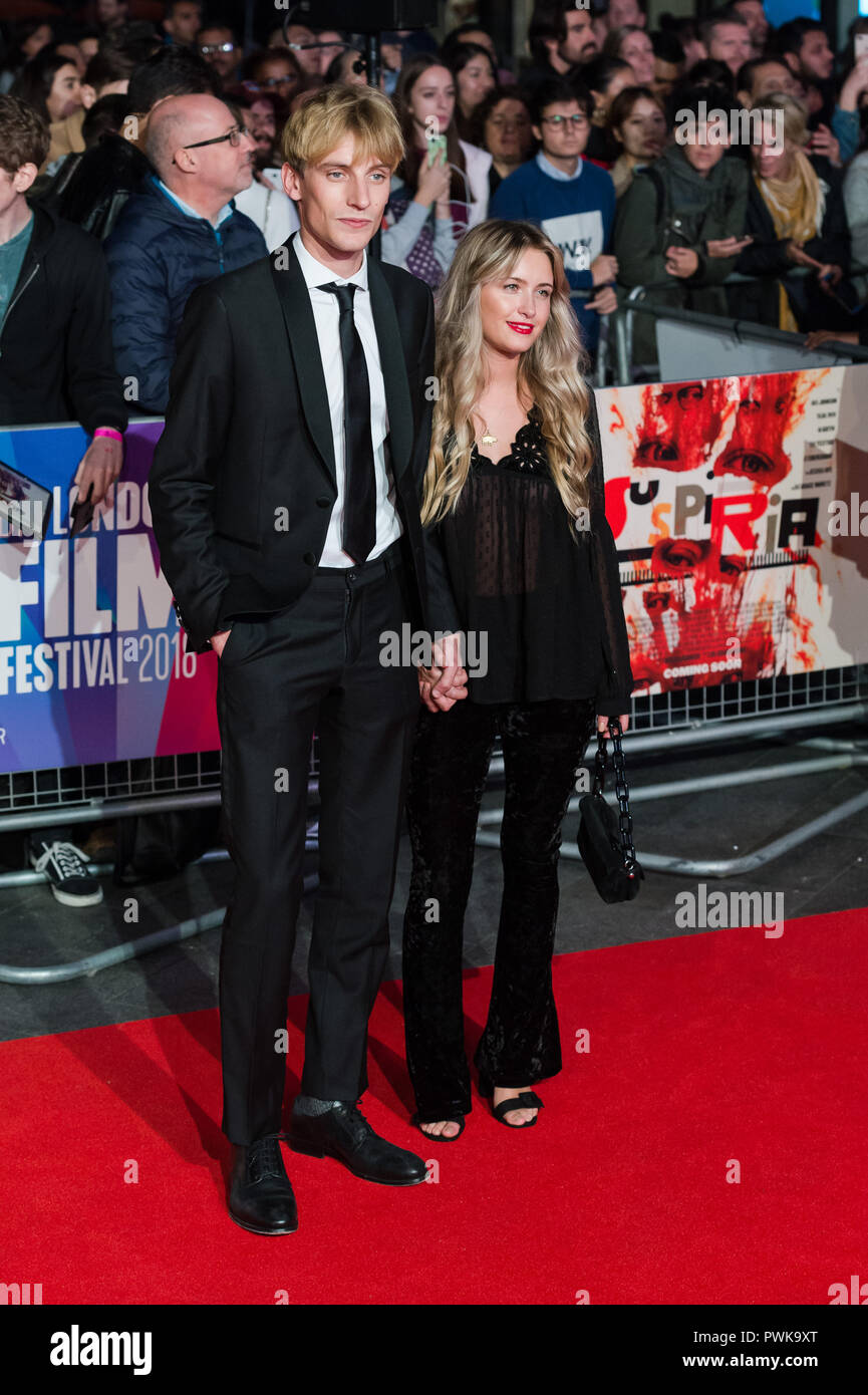 Londres, Royaume-Uni. 16 octobre 2018. Charlie Cooper (L) assiste à la première du film britannique 'Suspiria' au Cineworld, Leicester Square, au cours du 62e Festival du Film de Londres Titre Gala. Credit : Wiktor Szymanowicz/Alamy Live News Banque D'Images