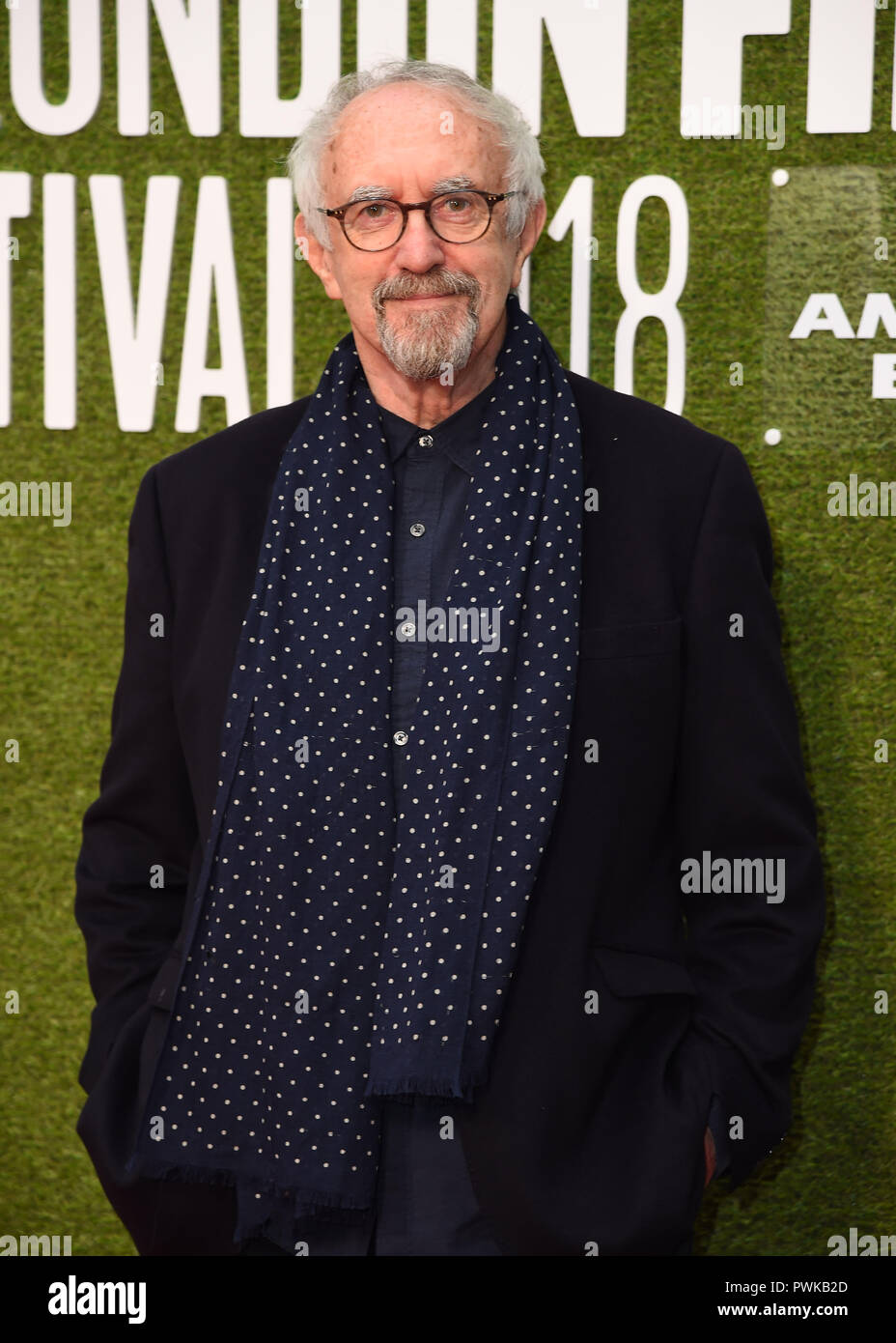 Jonathan Pryce vu posant pour l'appareil photo pendant la première européenne "l'homme qui a tué Don Quichotte' et rire à la 62e Gala BFI London Film Festival. Banque D'Images
