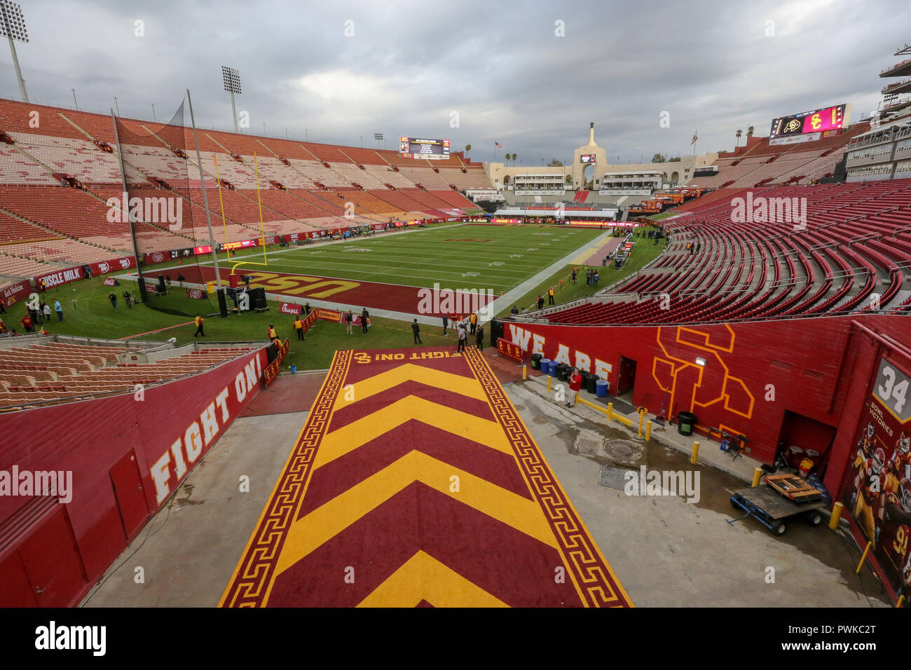 Coliseum vue de tunnel sur le terrain pour le Colorado Buffaloes vs USC Trojans CIP-12 jeu de football au Los Angeles Memorial Coliseum, le samedi 13 octobre 2018 (Photo par Jevone Moore) Banque D'Images