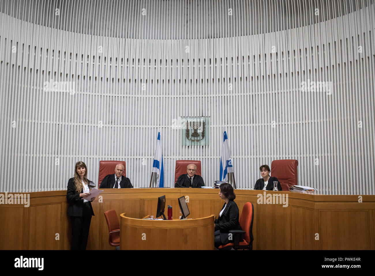 17 octobre 2018, ---, Jérusalem : Les juges de la Cour suprême israélienne discuter, au cours d'une audience, l'appel déposé par US student Lara Alqasem (pas sur la photo), 22 ans, contre la décision du gouvernement israélien de sa barre d'entrer en Israël sur son passé l'affiliation avec un groupe qui prend en charge le boycott d'Israël. Alqasem, qui est d'origine palestinienne, est restée dans un centre de rétention pour plus de deux semaines après avoir tenté d'entrer en Israël pour lancer un programme d'études supérieures mais son visa d'étudiant a été révoqué à l'aéroport. Photo : Ilia Efimovitch/dpa Banque D'Images