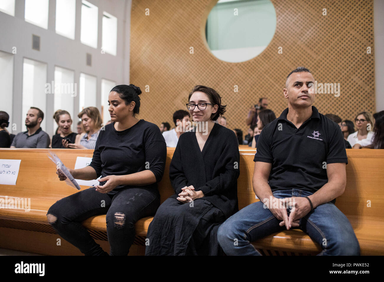 17 octobre 2018, ---, Jérusalem : US student Lara Alqasem (C), 22 ans, assiste à une audience à la Cour suprême israélienne d'interjeter appel de la décision du gouvernement israélien de bar d'entrer dans l'Israël sur son passé l'affiliation avec un groupe qui prend en charge le boycott d'Israël. Alqasem, qui est d'origine palestinienne, est restée dans un centre de rétention pour plus de deux semaines après avoir tenté d'entrer en Israël pour lancer un programme d'études supérieures mais son visa d'étudiant a été révoqué à l'aéroport. Photo : Ilia Efimovitch/dpa Banque D'Images