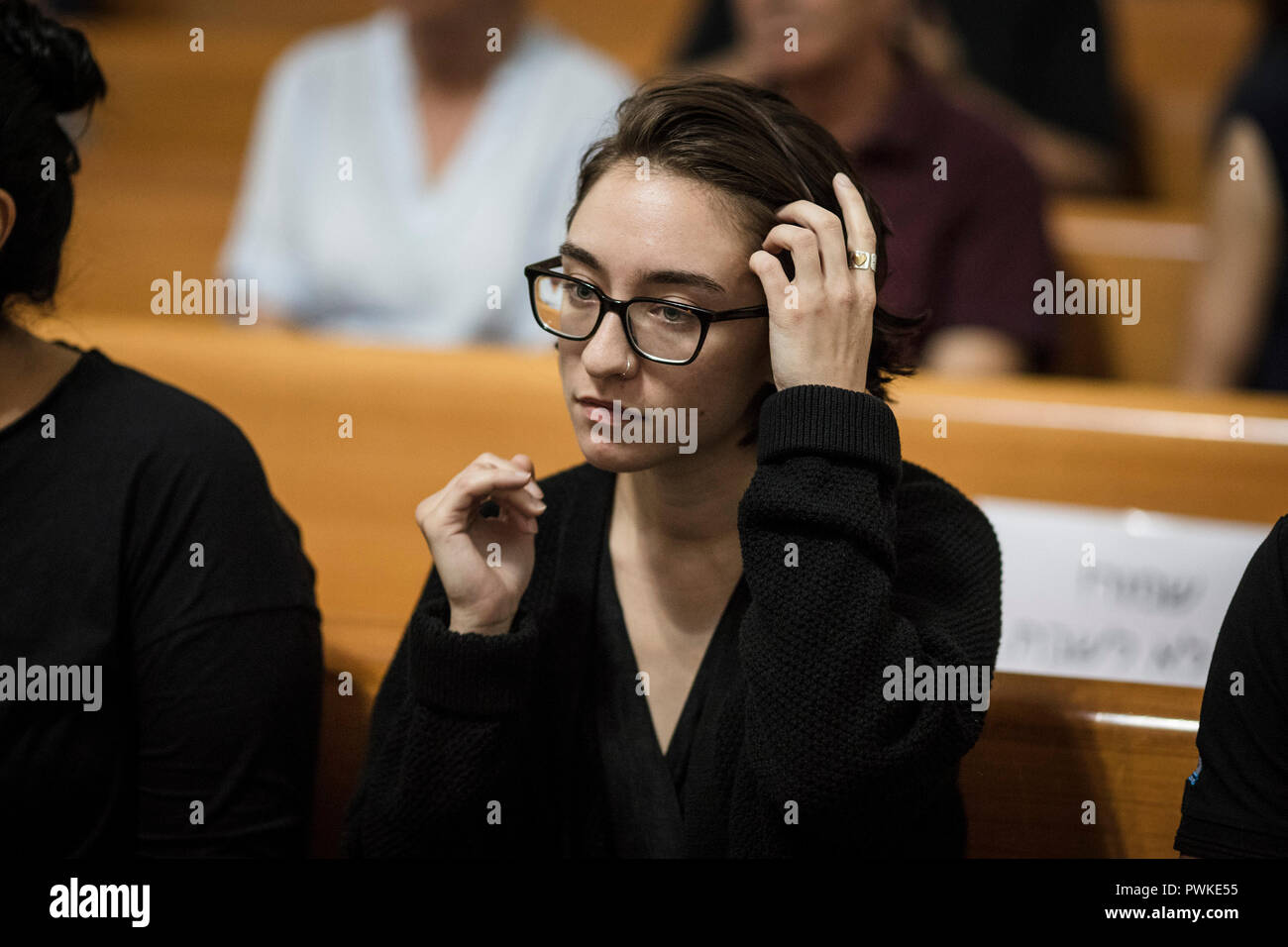 17 octobre 2018, ---, Jérusalem : US student Lara Alqasem, 22 ans, assiste à une audience à la Cour suprême israélienne d'interjeter appel de la décision du gouvernement israélien de bar d'entrer dans l'Israël sur son passé l'affiliation avec un groupe qui prend en charge le boycott d'Israël. Alqasem, qui est d'origine palestinienne, est restée dans un centre de rétention pour plus de deux semaines après avoir tenté d'entrer en Israël pour lancer un programme d'études supérieures mais son visa d'étudiant a été révoqué à l'aéroport. Photo : Ilia Efimovitch/dpa Banque D'Images