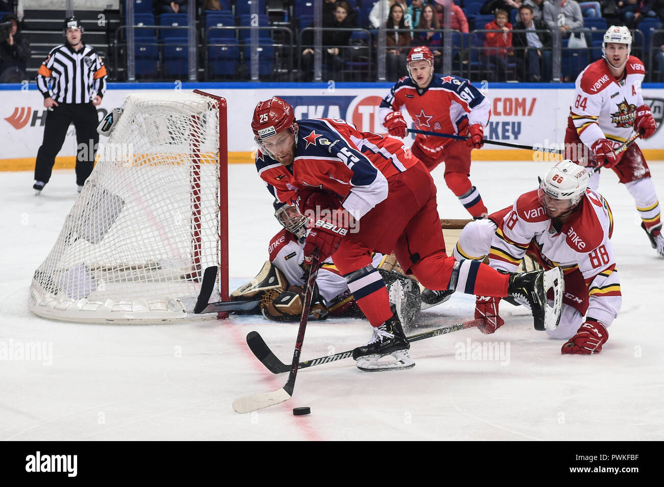 Moscou. 16 Oct, 2018. Mikhail Grigorenko de CSKA fait concurrence au cours de la KHL 2018-2019 match entre le Red Star de Kunlun et le CSKA Moscou en Russie, le 16 octobre 2018. Credit : Evgeny Sinitsyn/Xinhua/Alamy Live News Banque D'Images