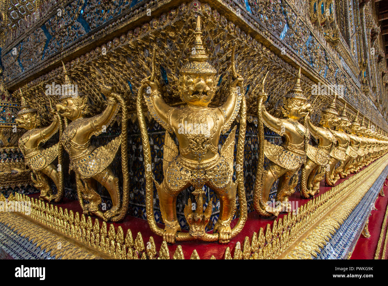 Décorations d'or de l'externe Ubosoth, Wat Phra Kaew, Bangkok, Thaïlande Banque D'Images