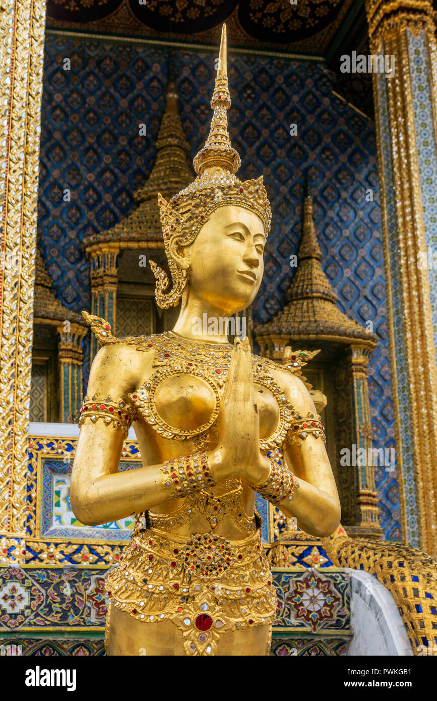 Statue d'un kinnara, Wat Phra Kaew, Bangkok, Thaïlande Banque D'Images