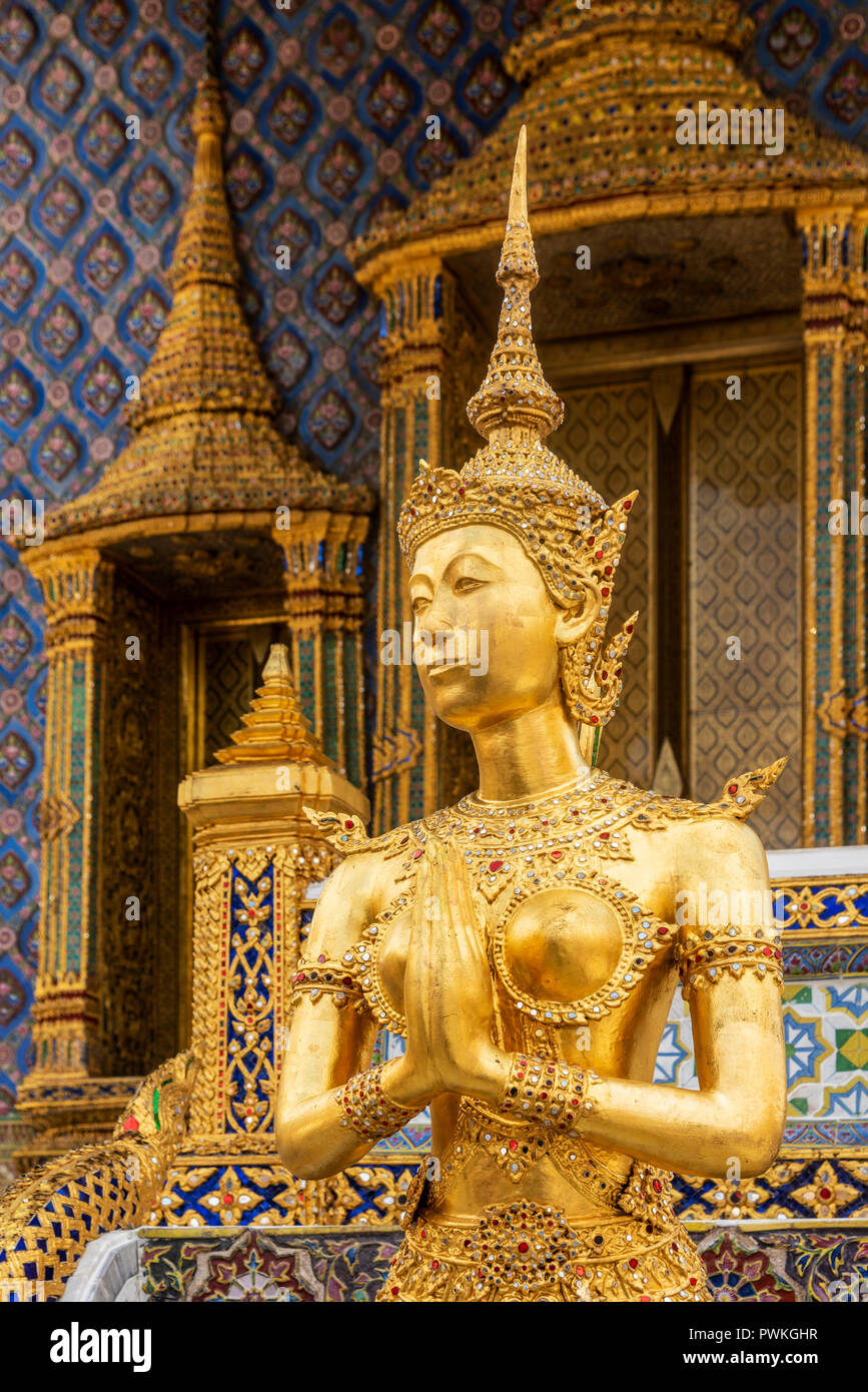 Statue d'un kinnara, Wat Phra Kaew, Bangkok, Thaïlande Banque D'Images